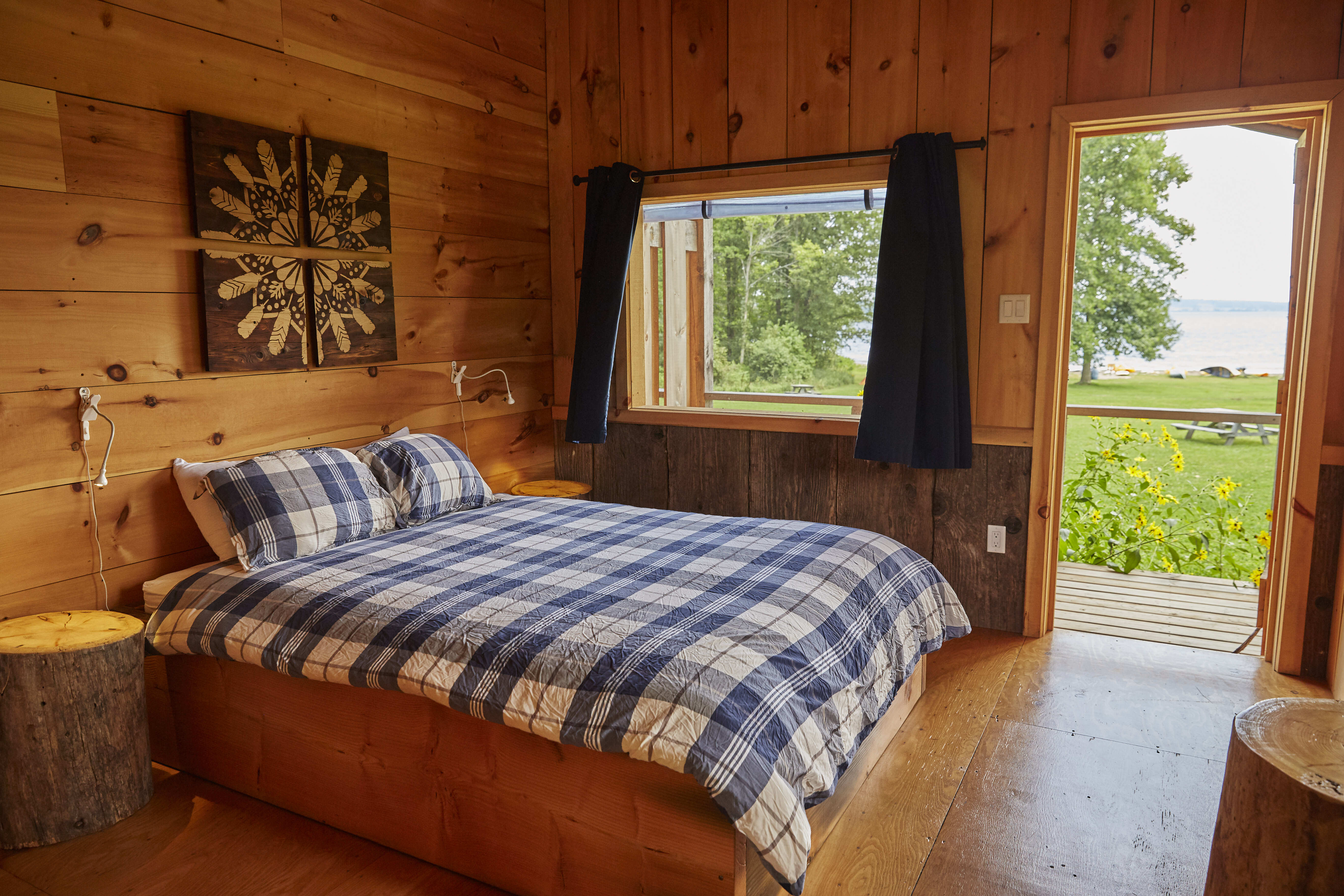 cabana-queen-bed-accommodation